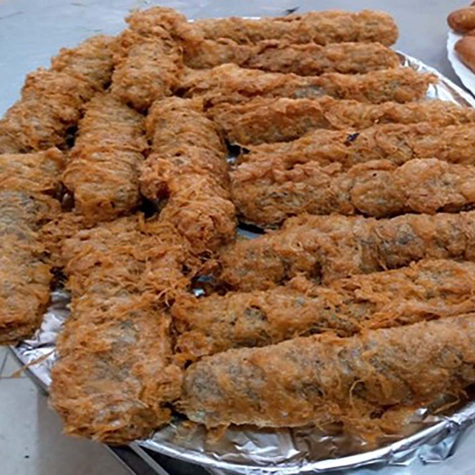 サクサクの衣で揚げられたケニア風ケバブが並ぶトレイ。